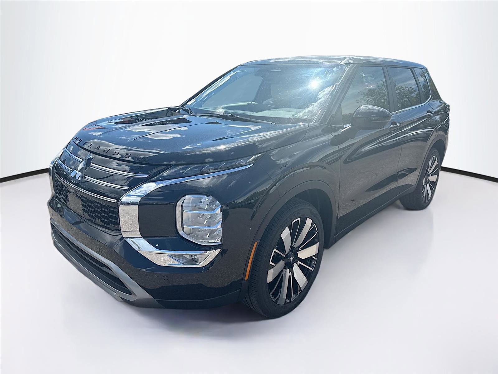 New 2025 Mitsubishi Outlander SE image 3
