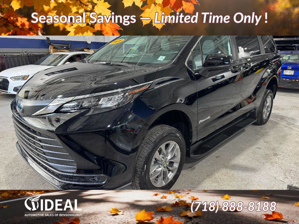 Used 2025 Toyota Sienna LE image 1