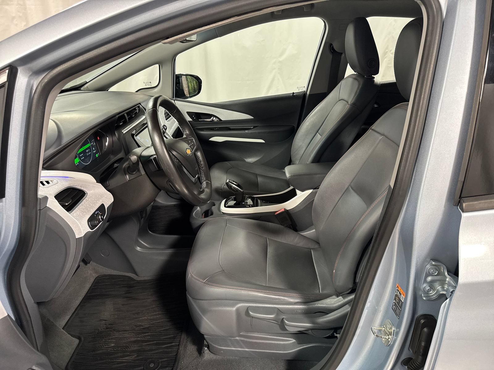 Used 2018 Chevrolet Bolt Premier w/ Driver Confidence II Package FWD image 3