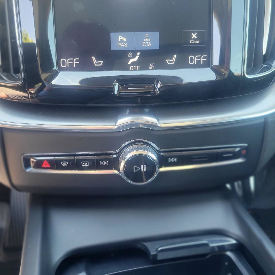 Used 2018 Volvo XC60 T5 Momentum w/ Vision Package AWD/4WD image 24
