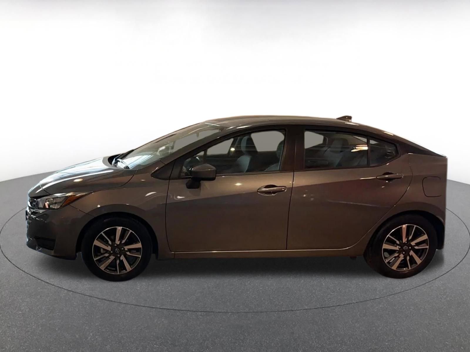 Used 2025 Nissan Versa SV image 9
