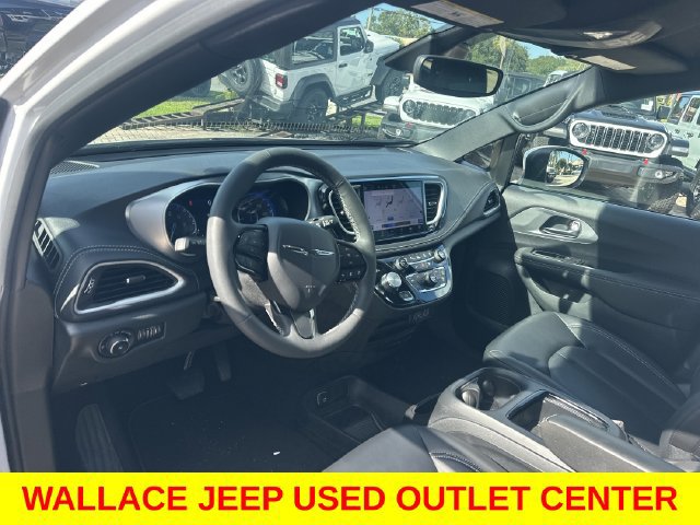 Used 2023 Chrysler Pacifica Touring-L w/ S Appearance Package AWD/4WD image 12