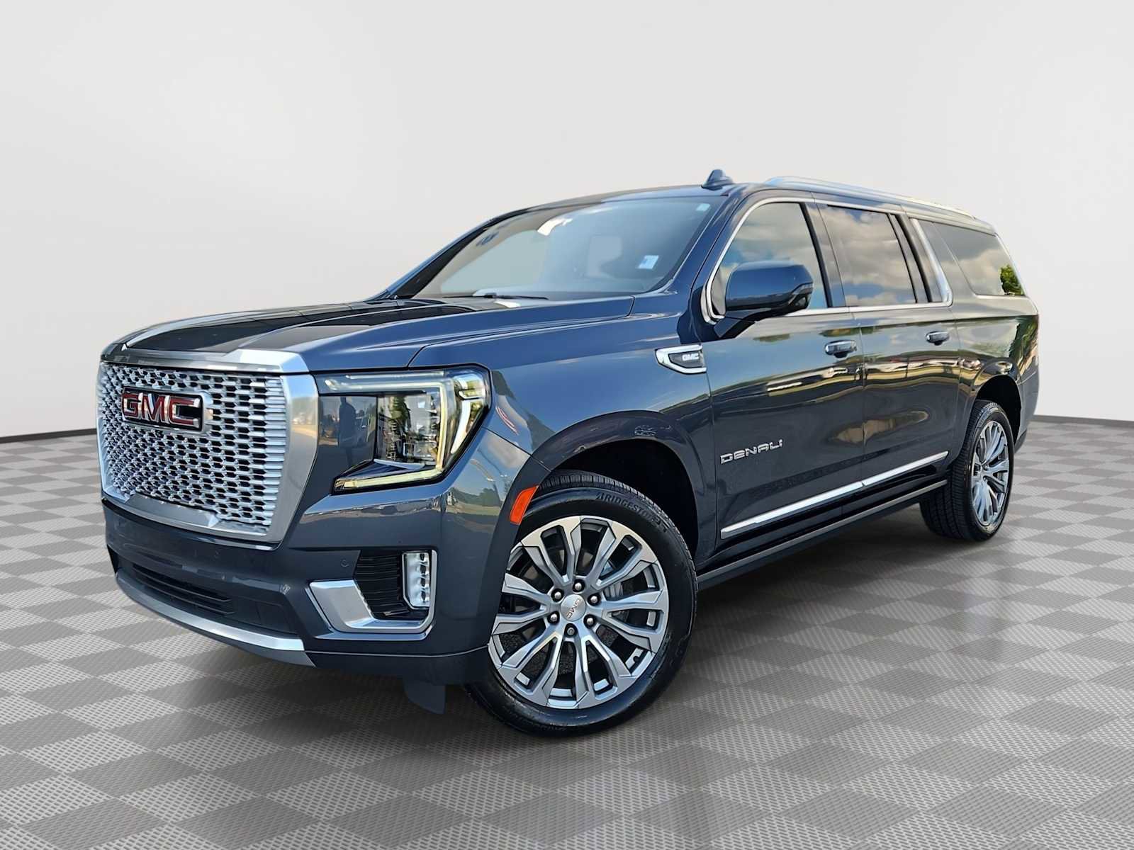 Used 2021 GMC Yukon XL Denali w/ Denali Premium Package image 1