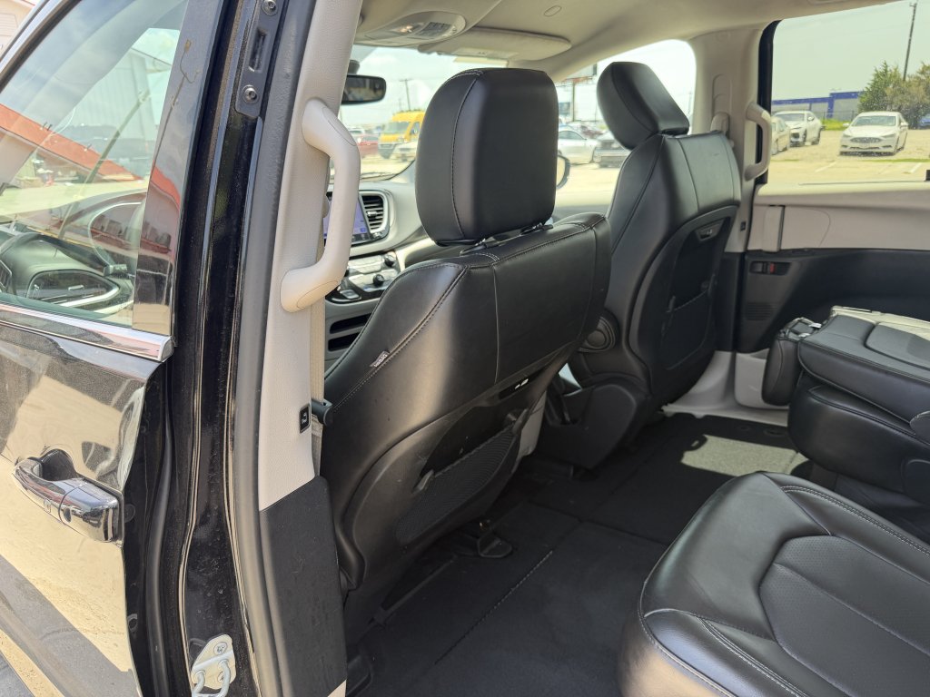 Used 2024 Chrysler Pacifica Touring-L FWD image 24