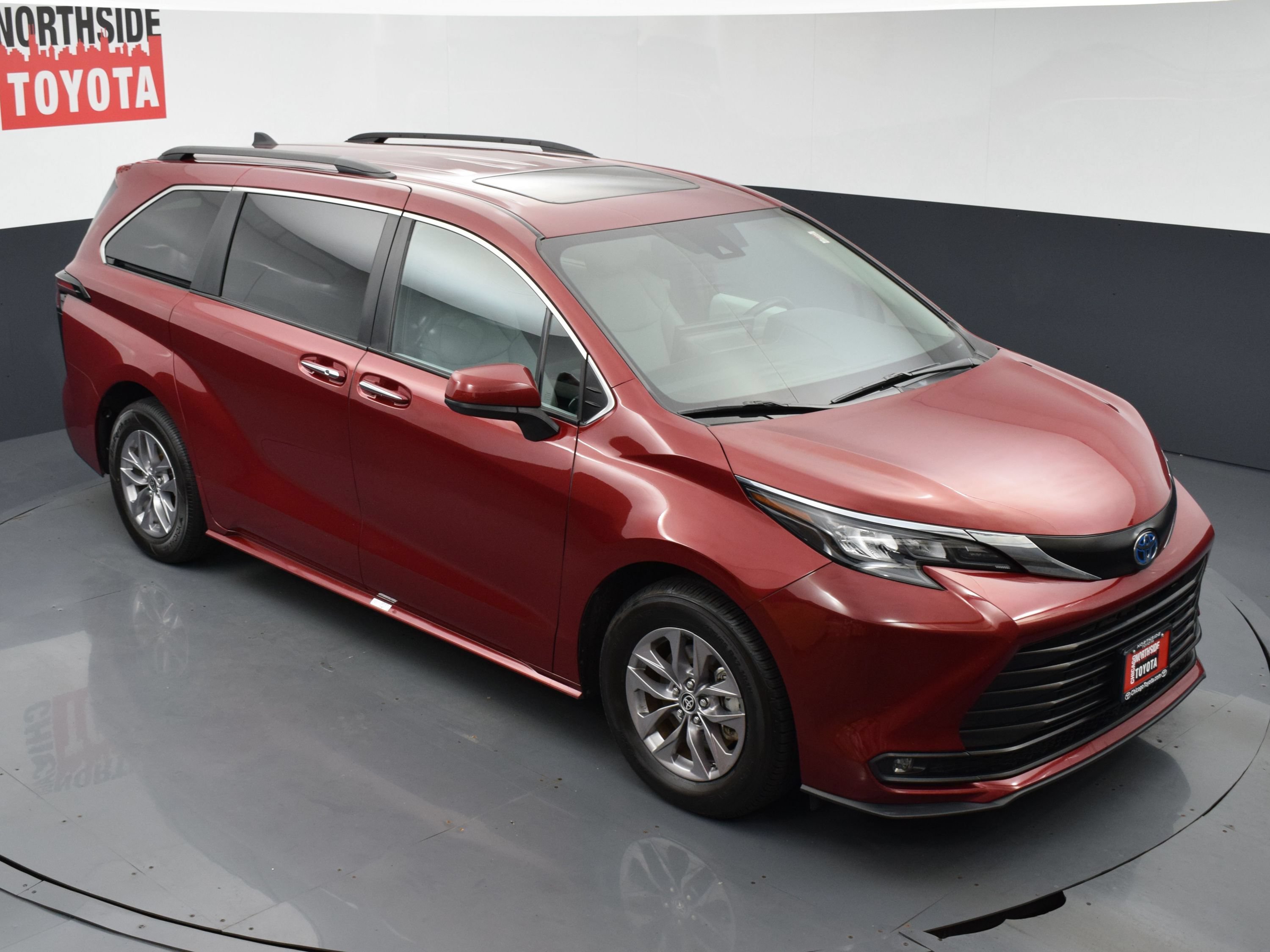 Used 2025 Toyota Sienna XLE FWD image 26