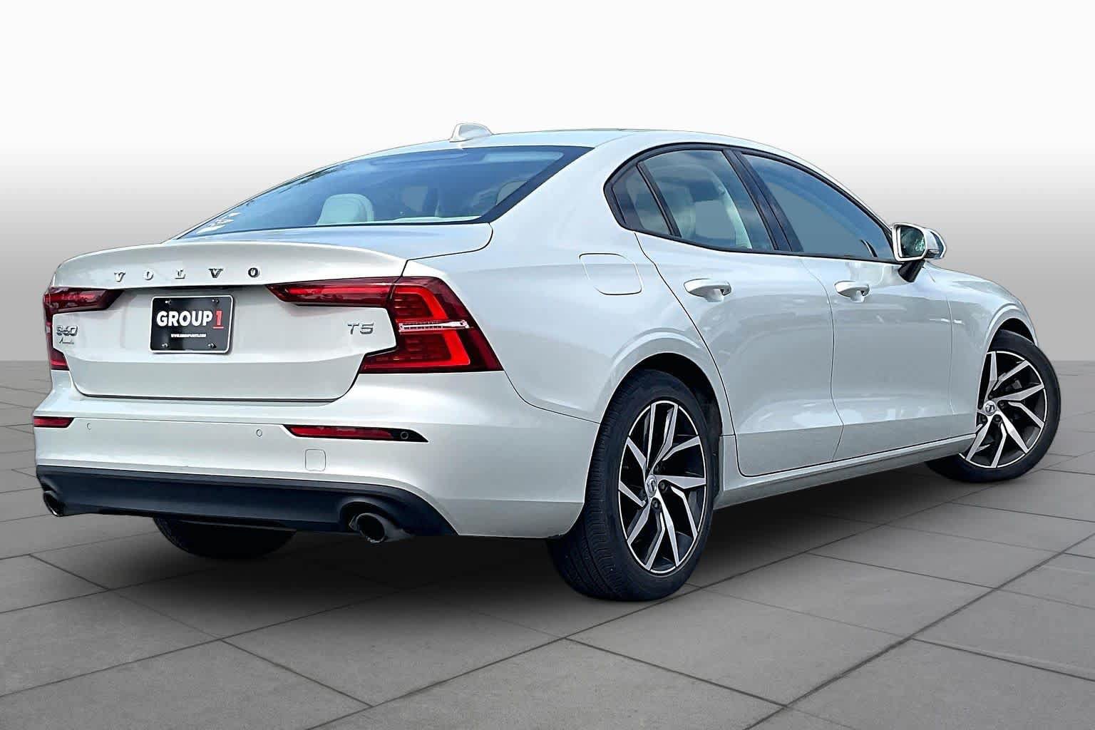 Used 2020 Volvo S60 T5 Momentum FWD image 12