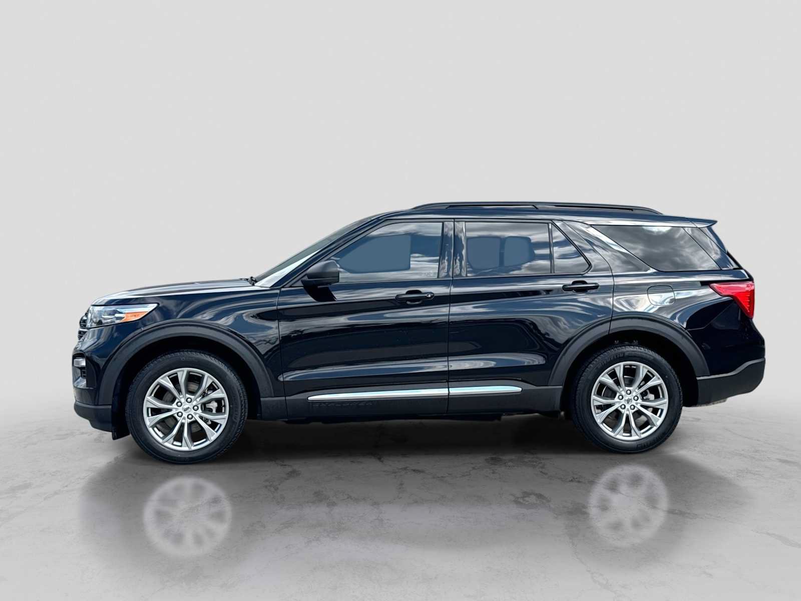 Used 2022 Ford Explorer XLT w/ Equipment Group 202A AWD/4WD image 3