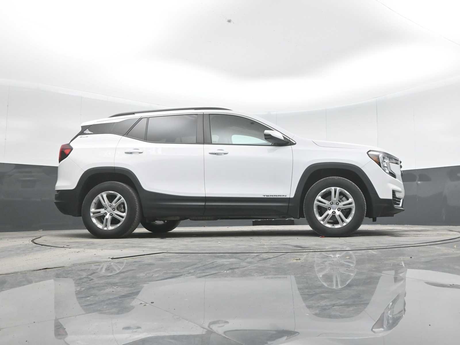 Used 2023 GMC Terrain SLE w/ Driver Convenience Package AWD/4WD image 30