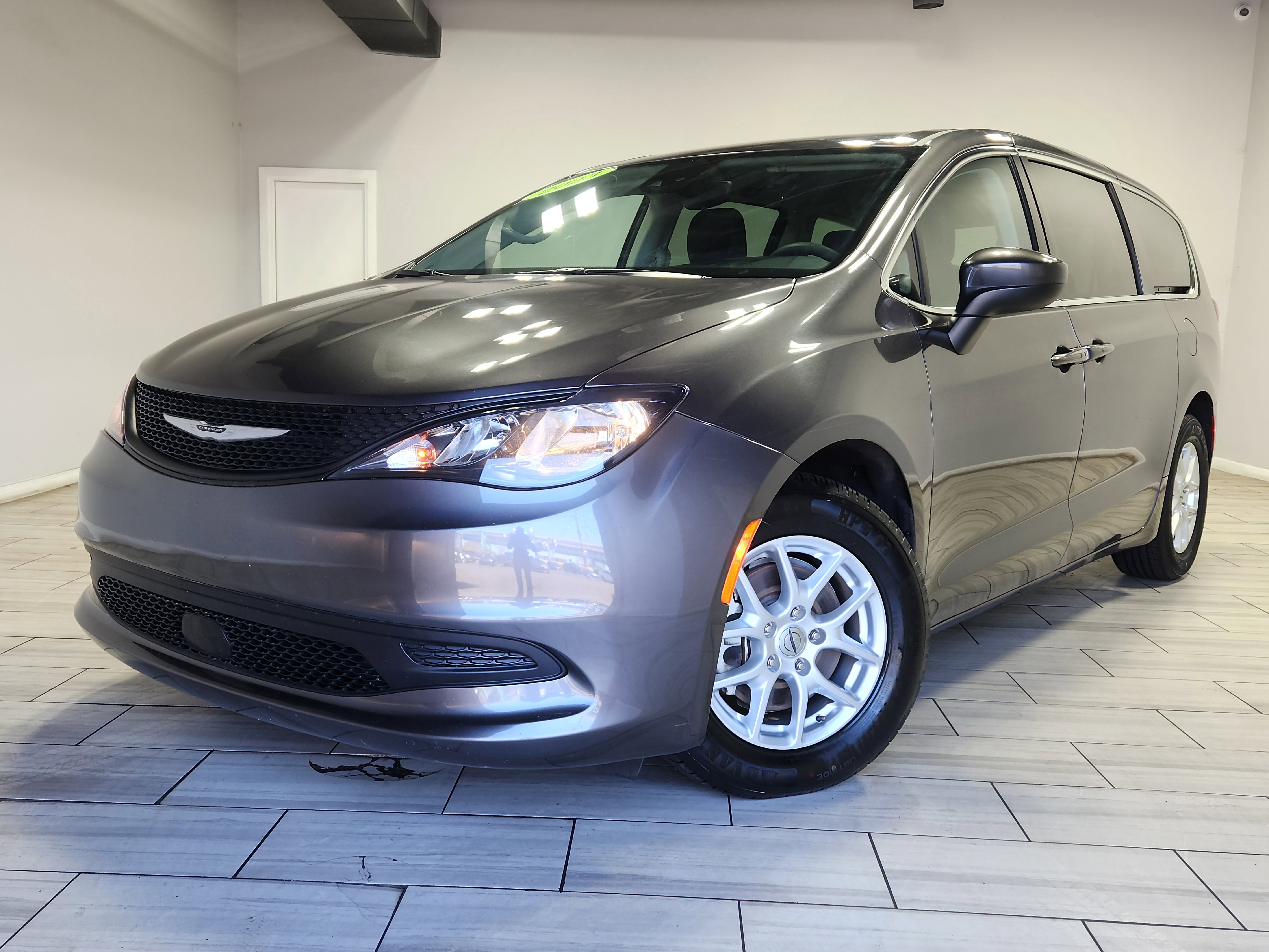 Used 2023 Chrysler Voyager LX FWD image 1