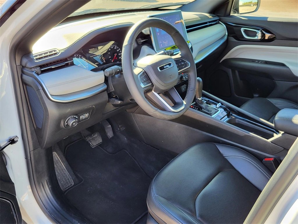 Used 2025 Jeep Compass Limited image 16