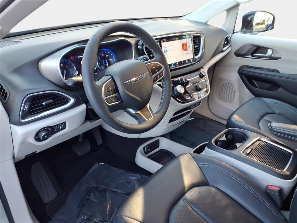 Certified 2024 Chrysler Pacifica Touring-L image 11