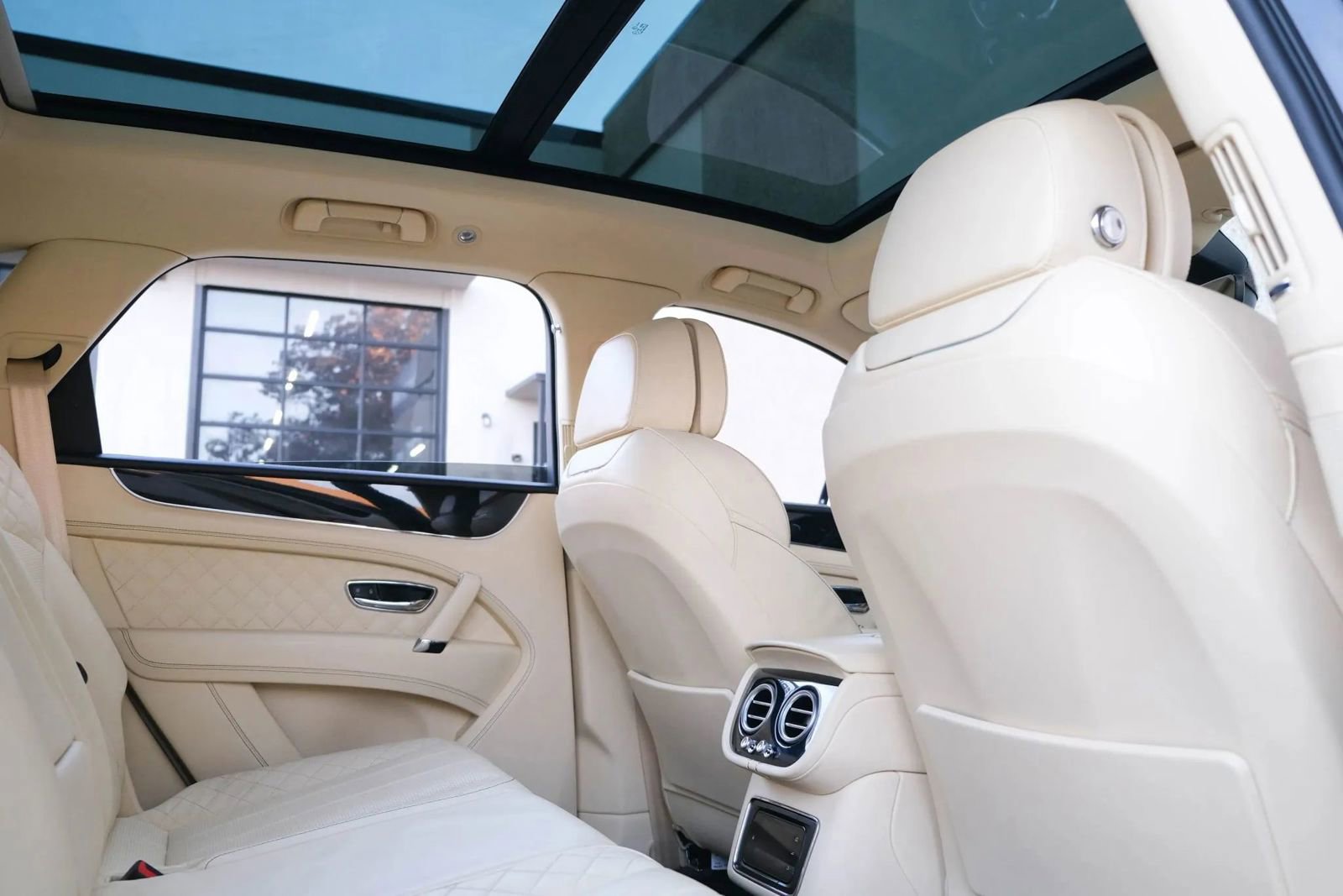 Used 2018 Bentley Bentayga image 31