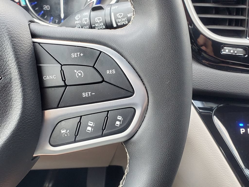 Used 2024 Chrysler Pacifica Touring-L FWD image 15