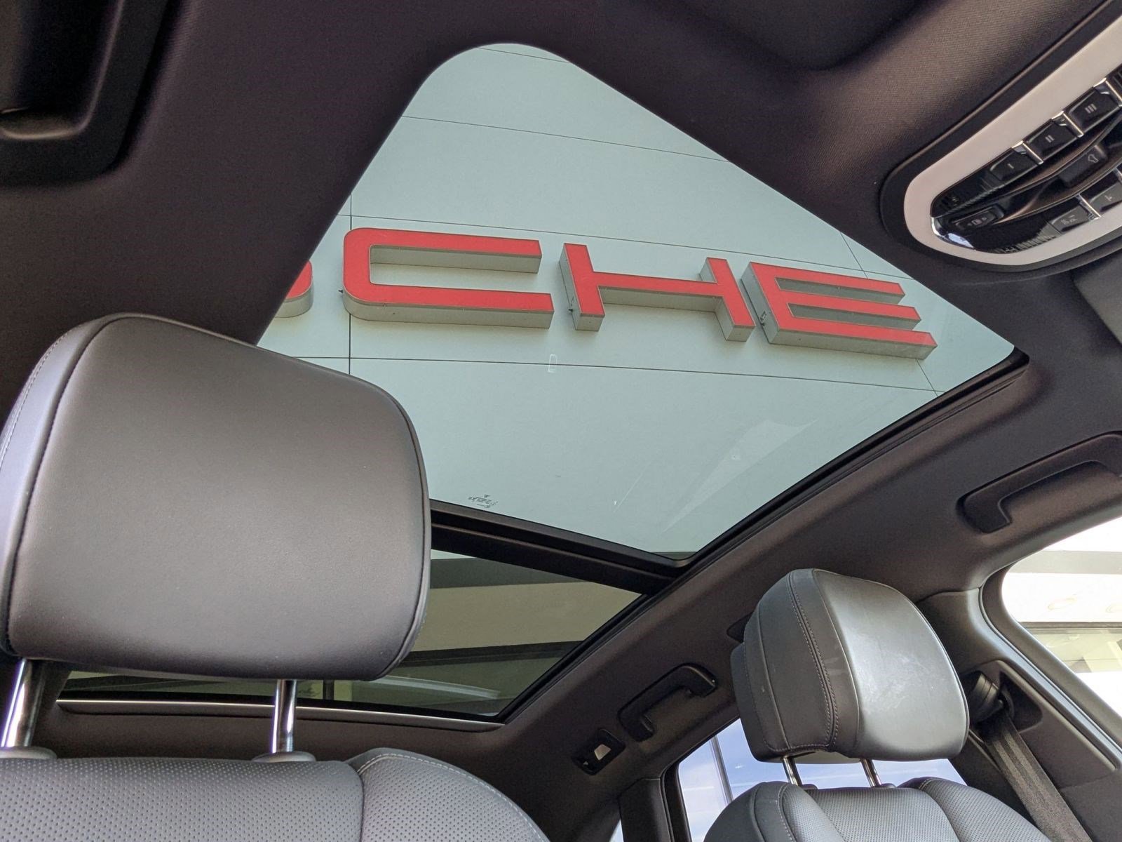 Certified 2025 Porsche Macan image 27