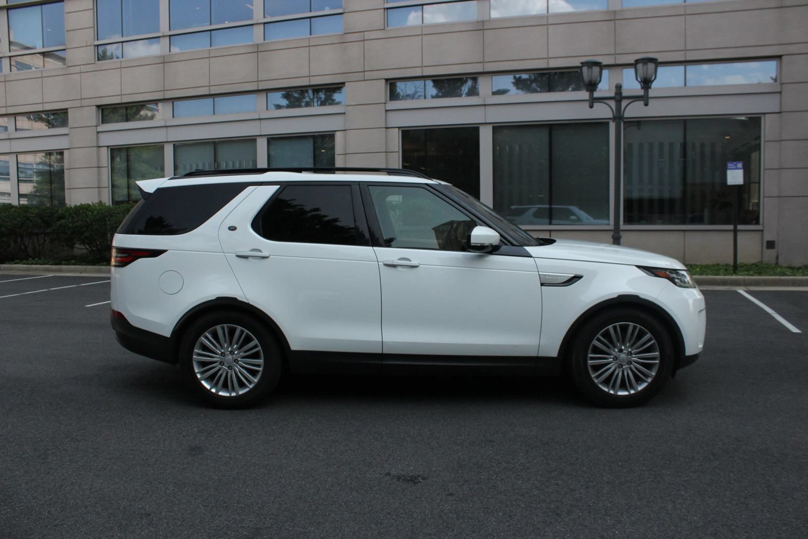 Used 2017 Land Rover Discovery HSE Luxury AWD/4WD image 6