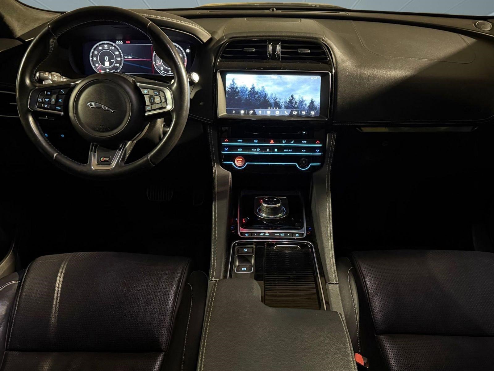 Used 2019 Jaguar F-PACE S AWD/4WD image 24