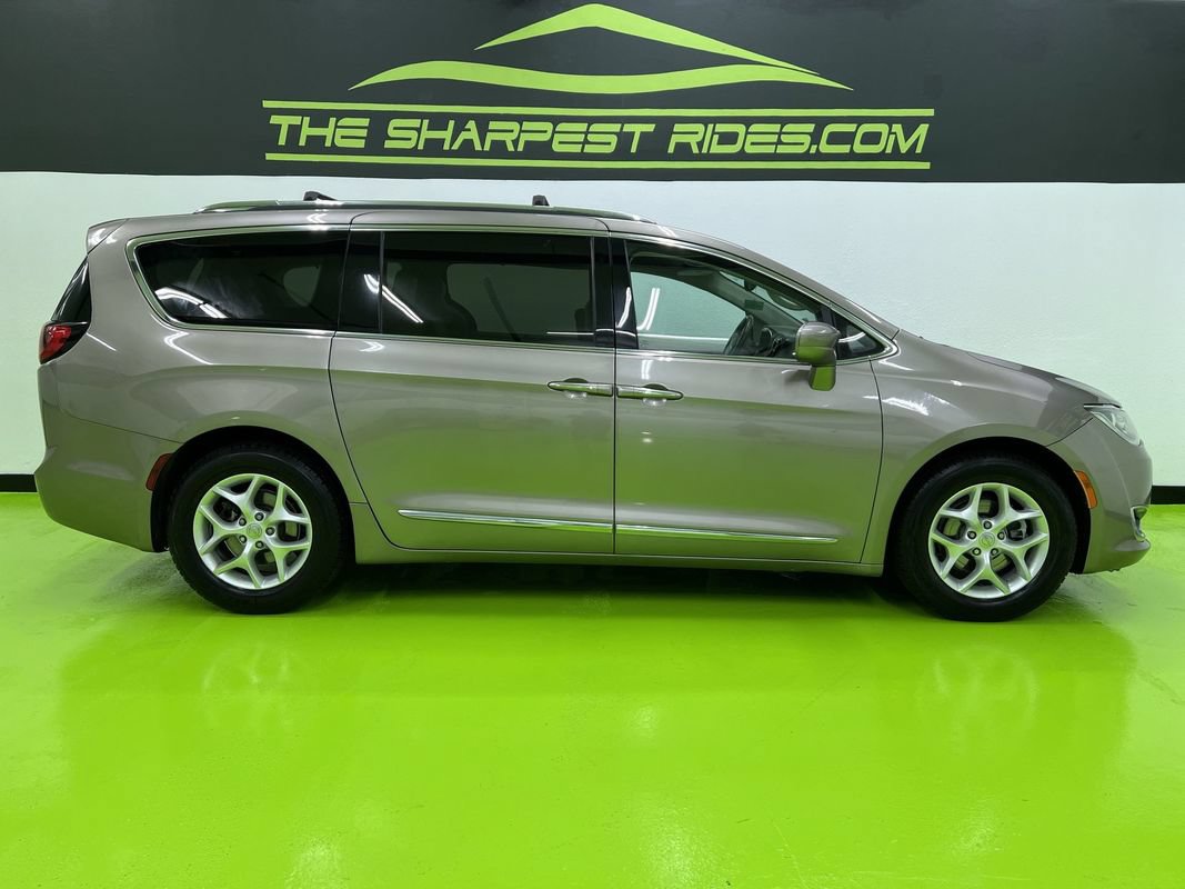 Used 2017 Chrysler Pacifica Touring-L Plus w/ Tire & Wheel Group FWD image 11