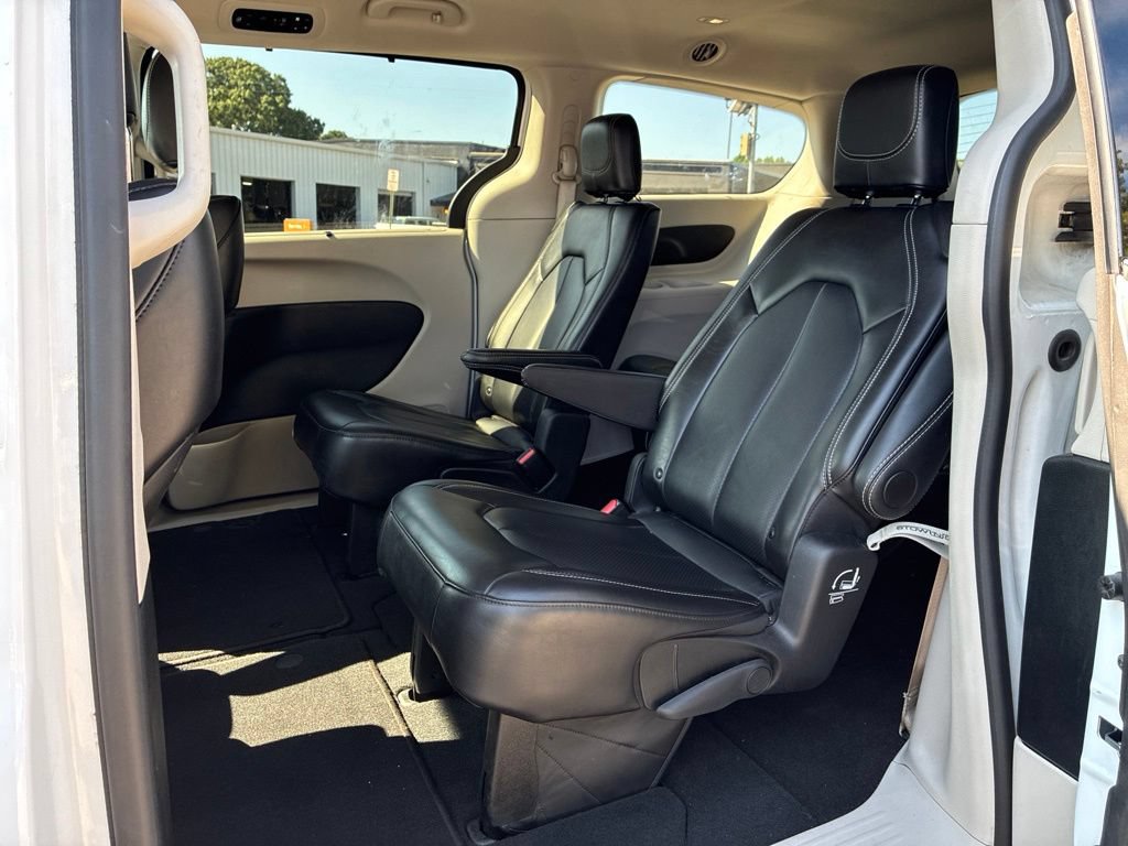 Used 2024 Chrysler Pacifica Touring-L FWD image 16