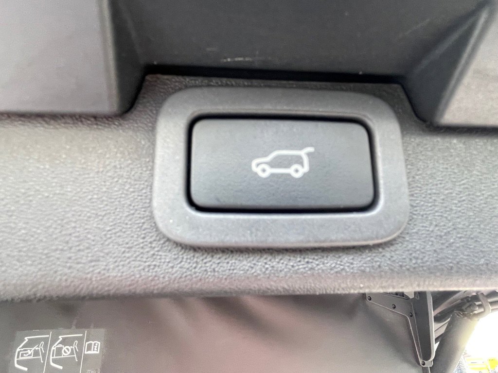 Used 2017 Land Rover Discovery SE image 37