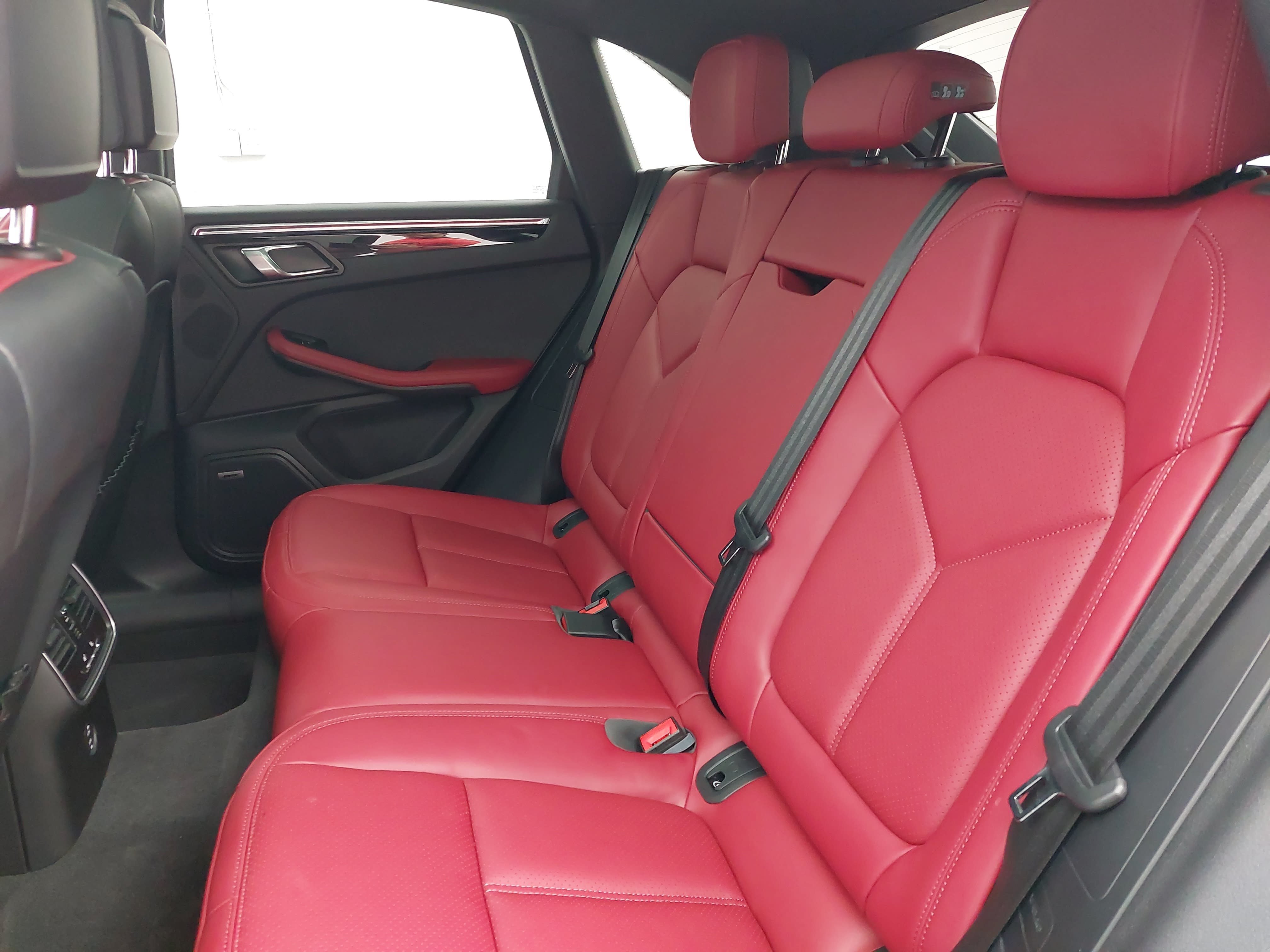 Certified 2025 Porsche Macan AWD/4WD image 16