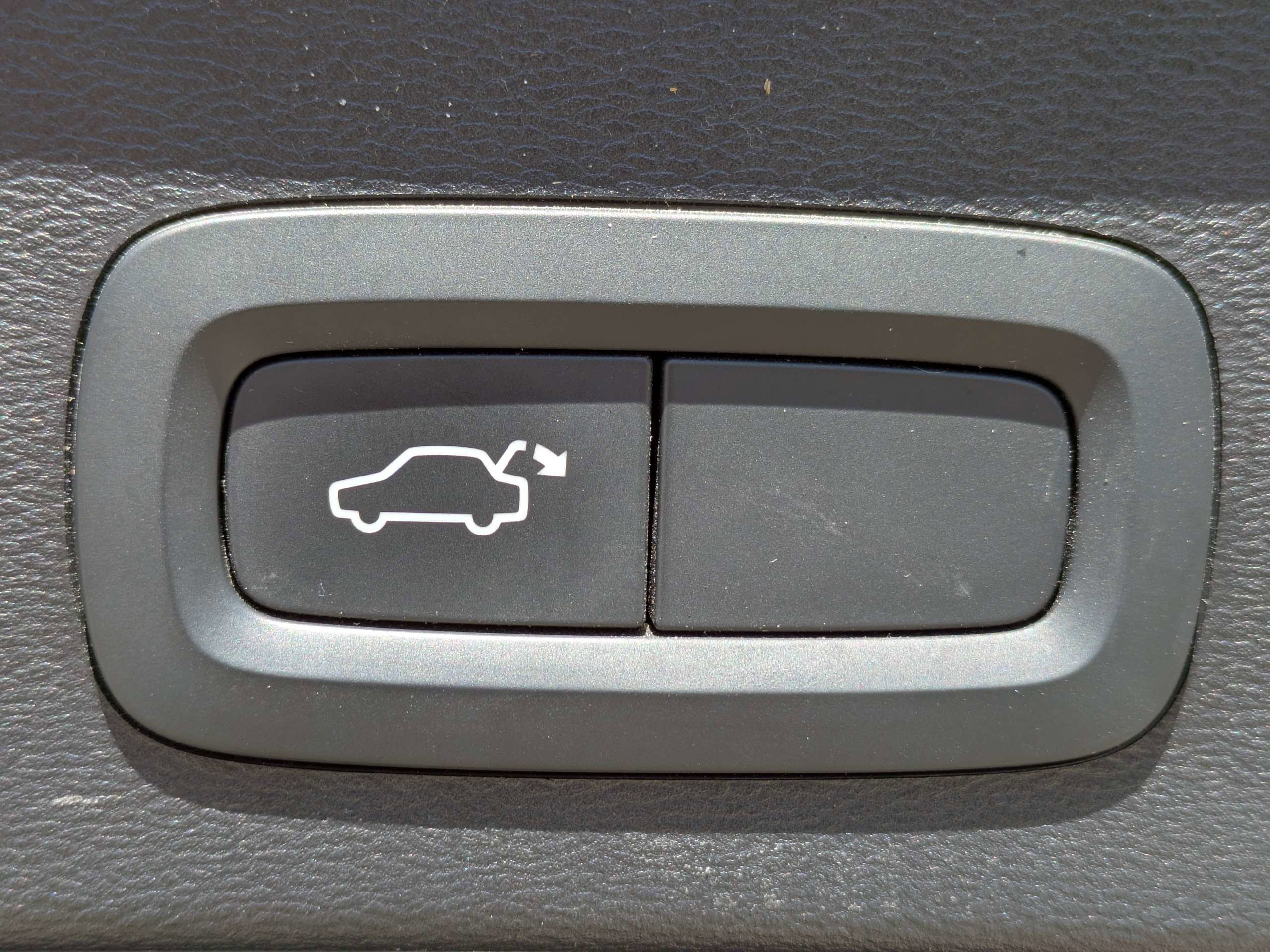 Used 2021 Volvo XC40 T4 Momentum image 14