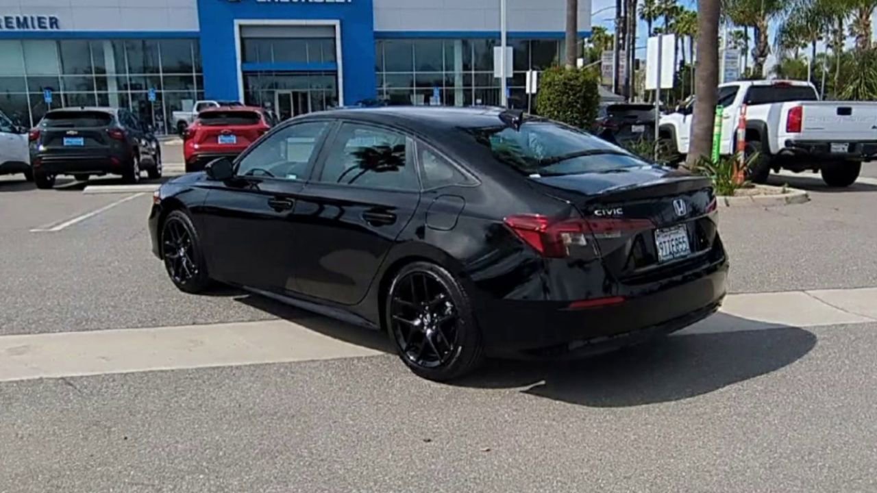 Used 2025 Honda Civic Sport image 6