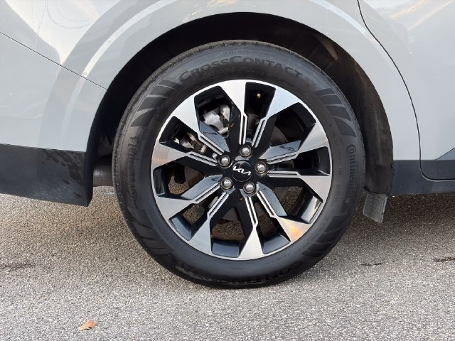 Certified 2024 Kia Carnival EX FWD image 12