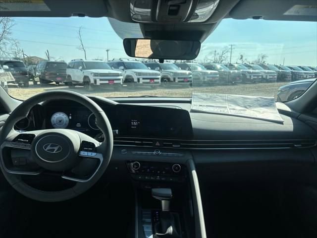 Used 2025 Hyundai Elantra SEL image 30