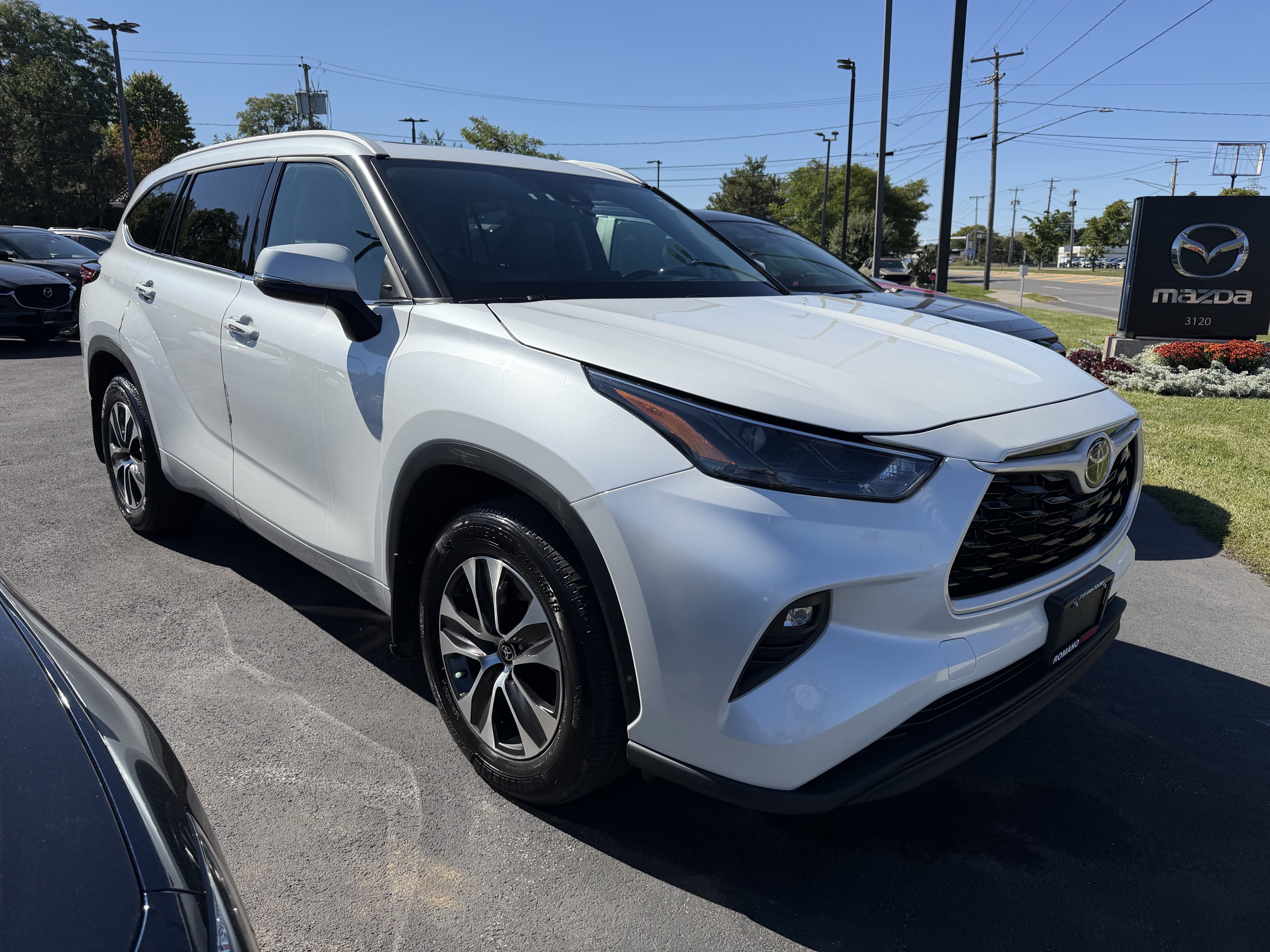 Used 2022 Toyota Highlander XLE AWD/4WD image 2