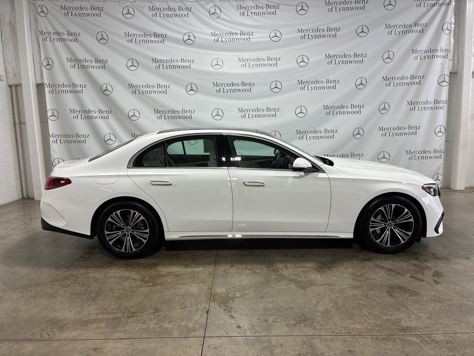 Used 2024 Mercedes-Benz E 350 4MATIC Sedan image 3