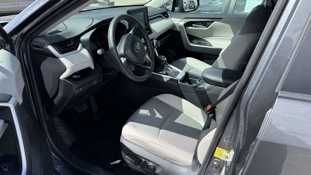 Used 2021 Toyota RAV4 XLE Premium image 3