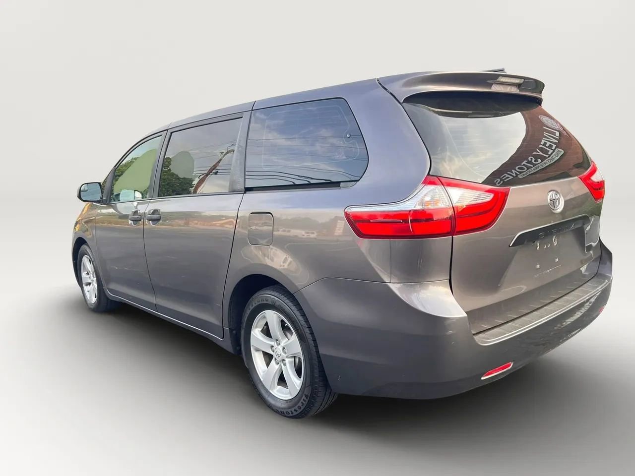 Used 2015 Toyota Sienna L image 6
