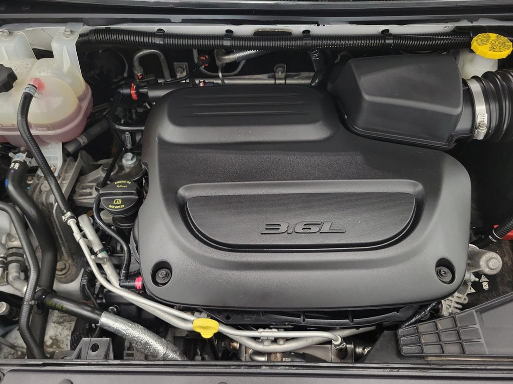 Used 2023 Chrysler Pacifica Touring-L FWD image 9