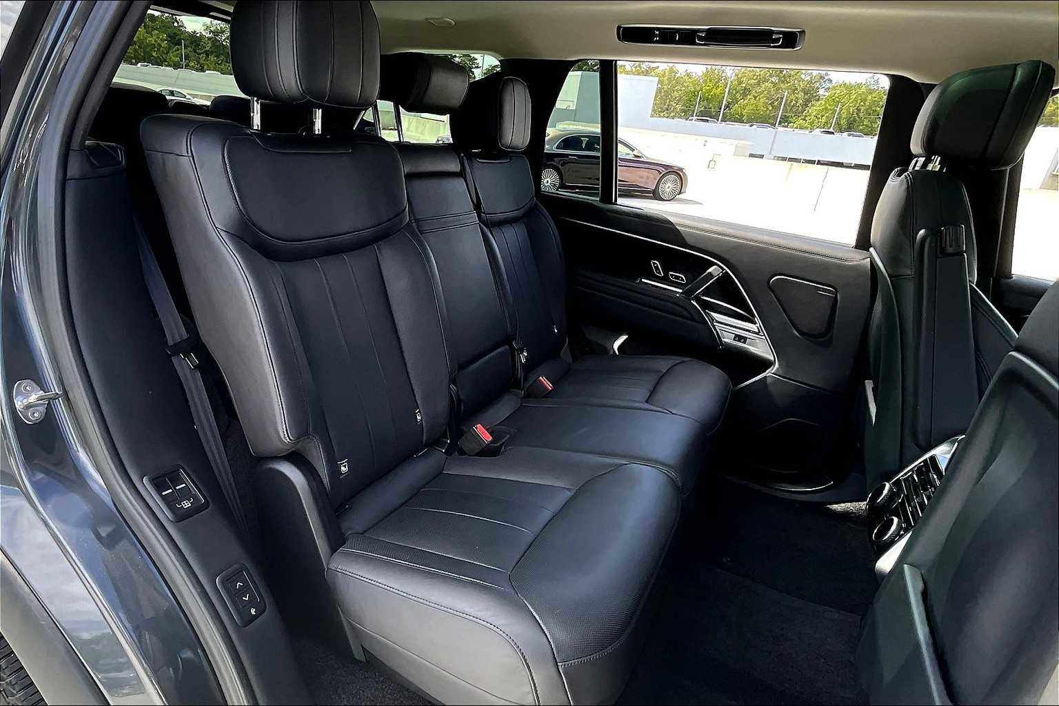 Used 2023 Land Rover Range Rover Long Wheelbase SE image 35
