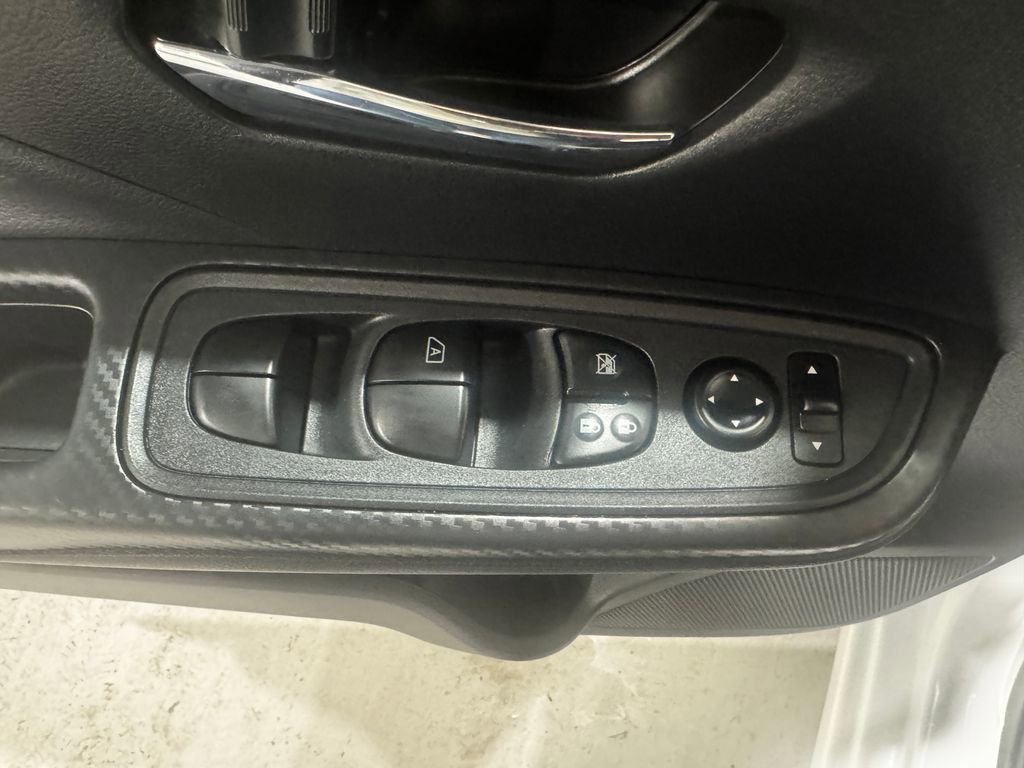 Used 2025 Nissan Versa SV w/ Trunk Package image 18