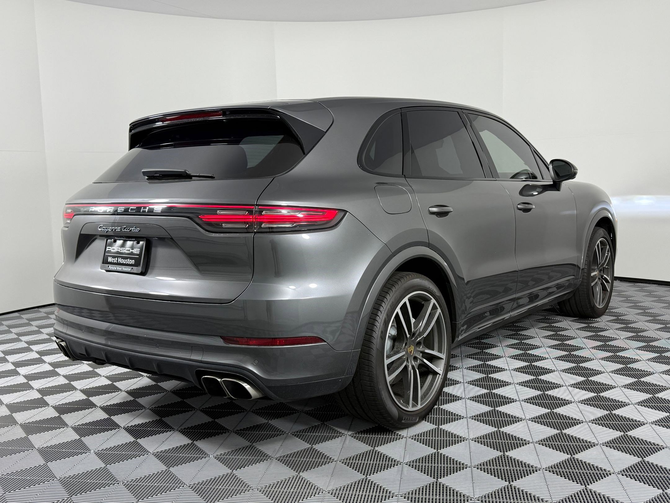 Used 2020 Porsche Cayenne Turbo image 9