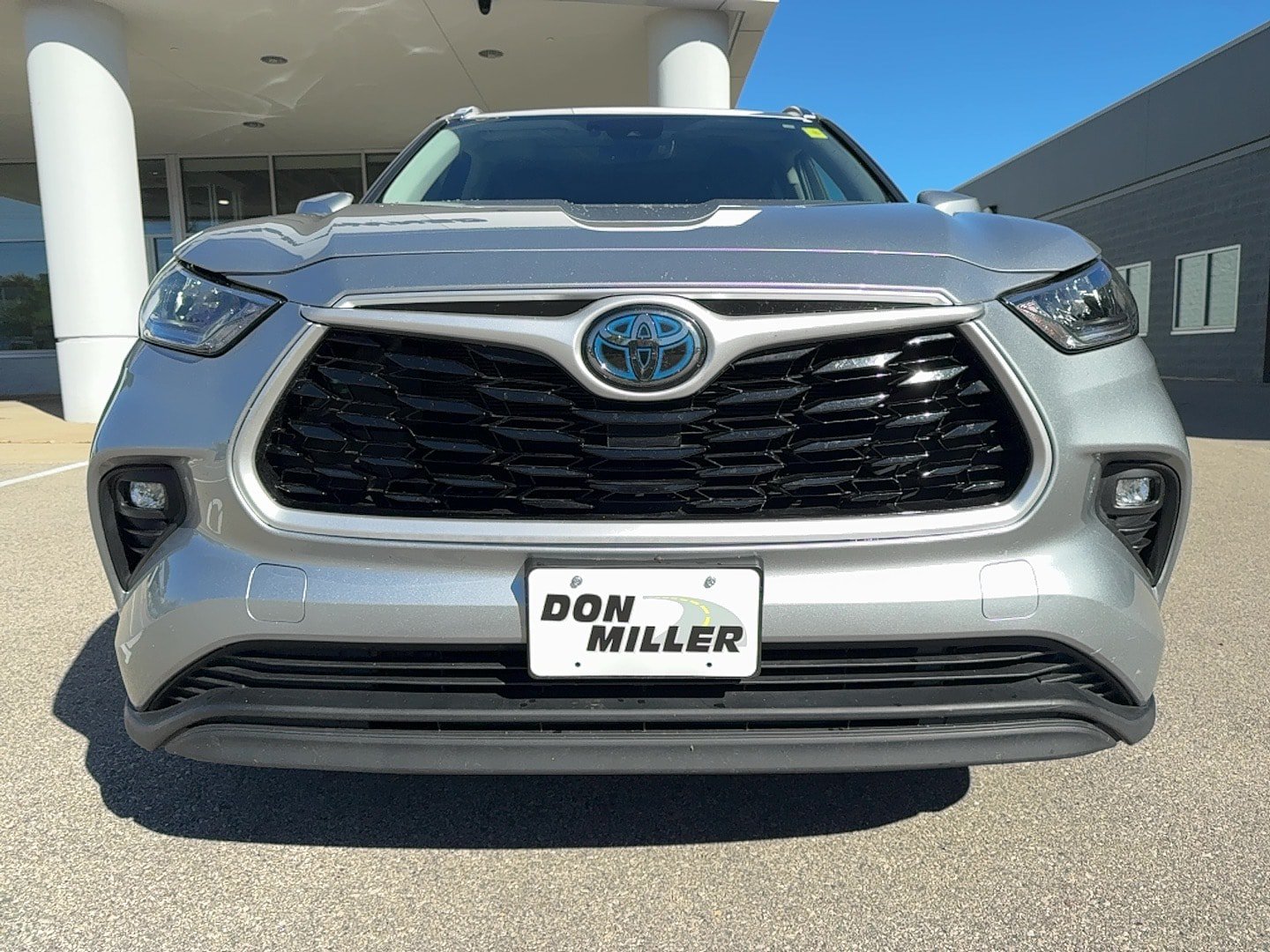 Used 2020 Toyota Highlander XLE AWD/4WD image 2
