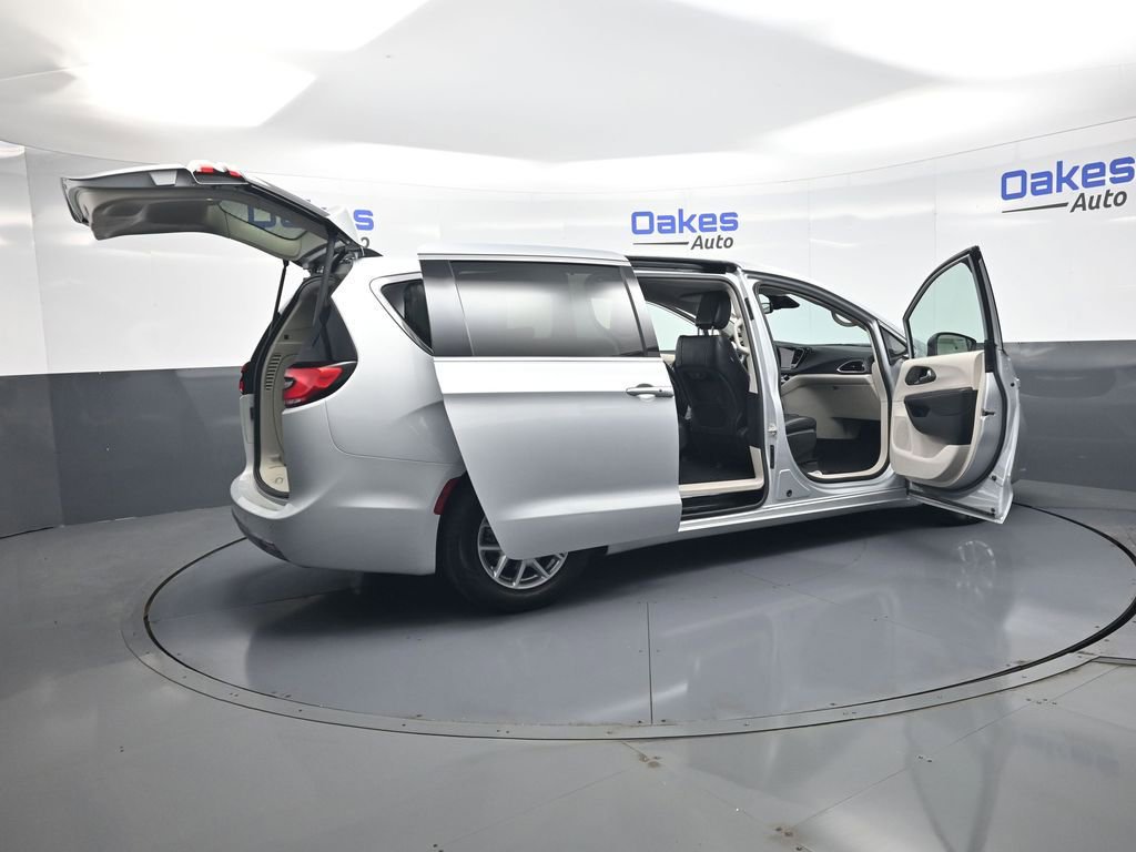 Used 2023 Chrysler Pacifica Touring-L FWD image 54