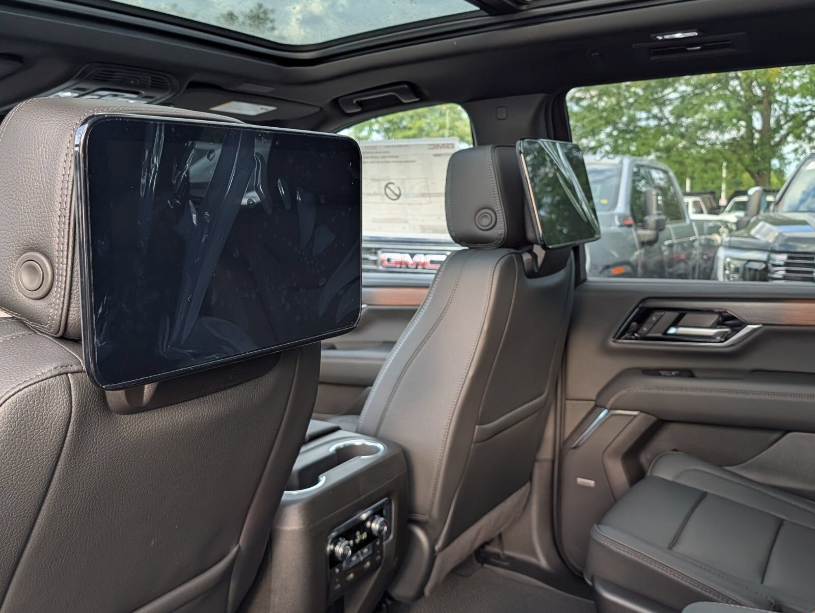 New 2026 GMC Yukon Denali w/ Denali Reserve Package AWD/4WD image 6