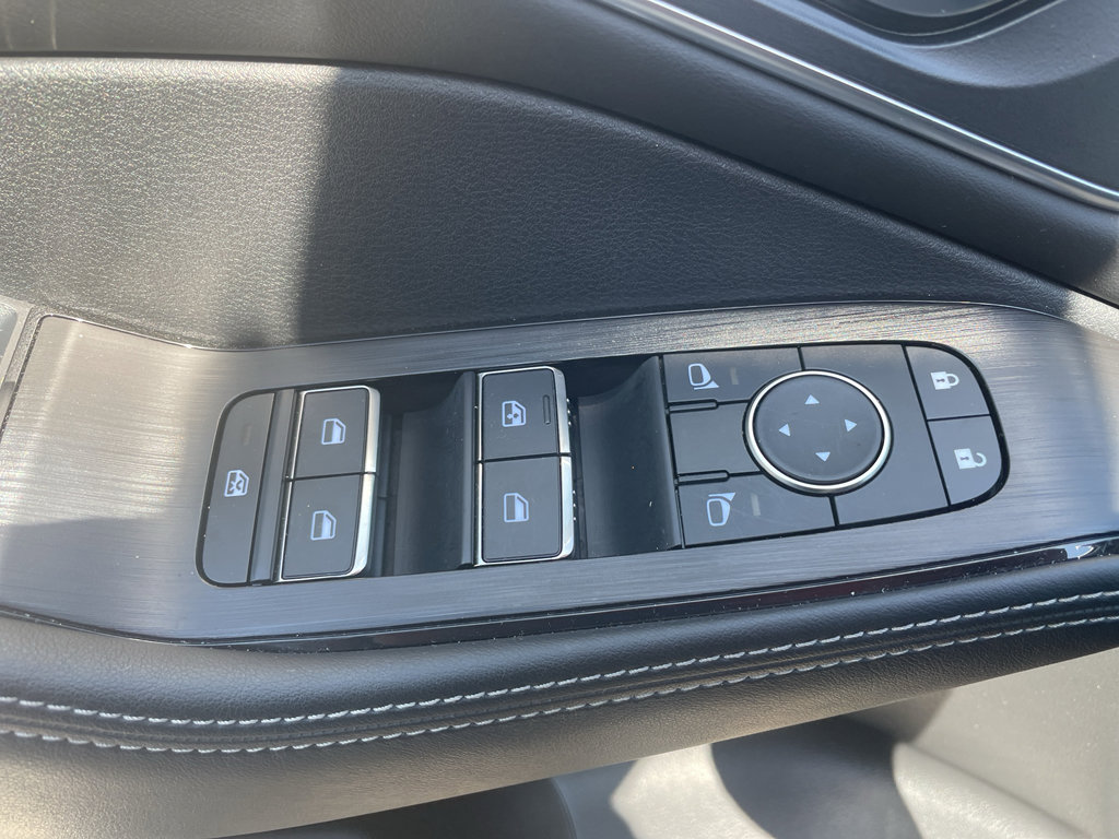 Used 2025 Nissan Rogue Platinum w/ Tech Package image 9