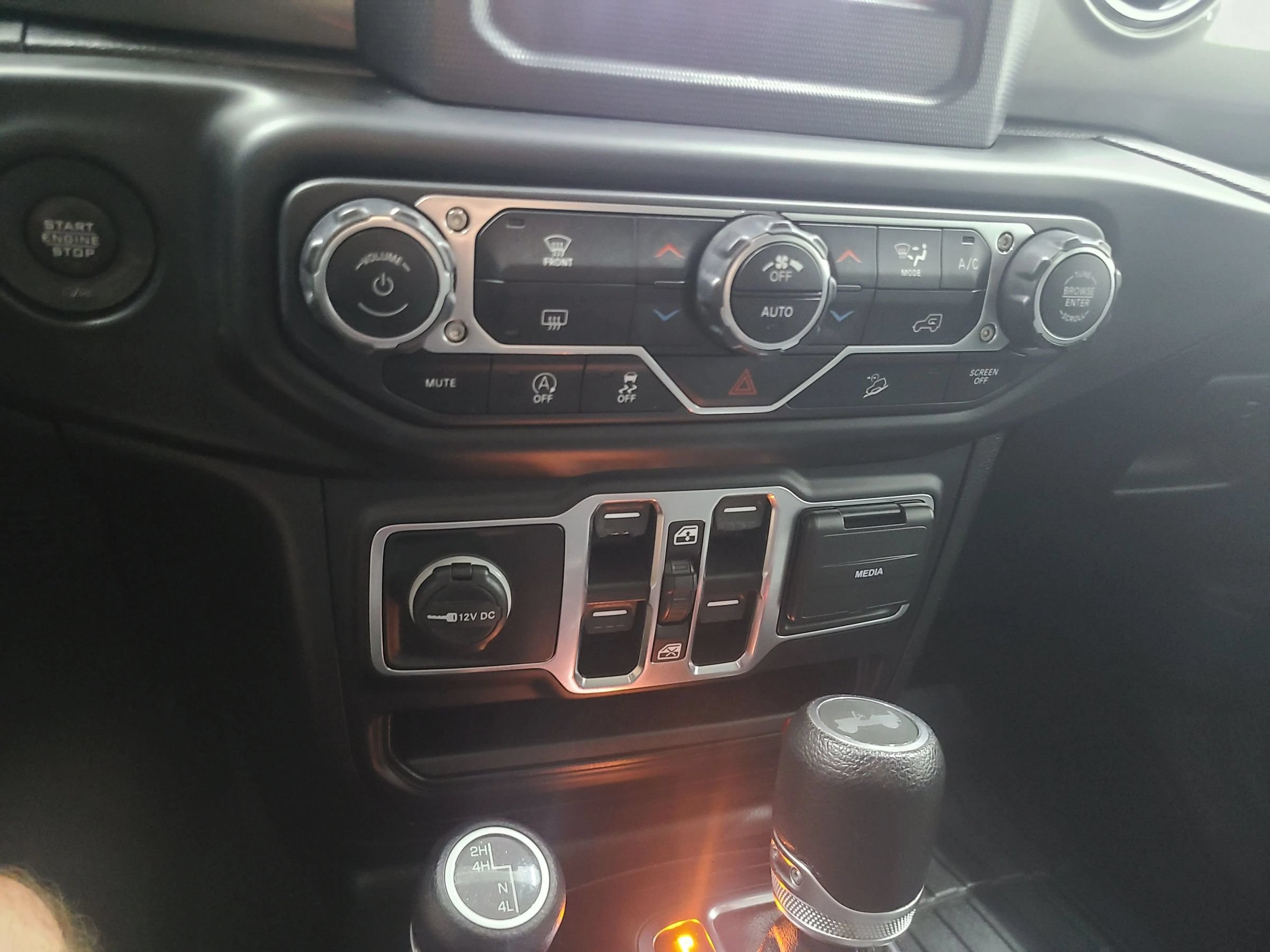 Used 2020 Jeep Wrangler Unlimited Sahara AWD/4WD image 31