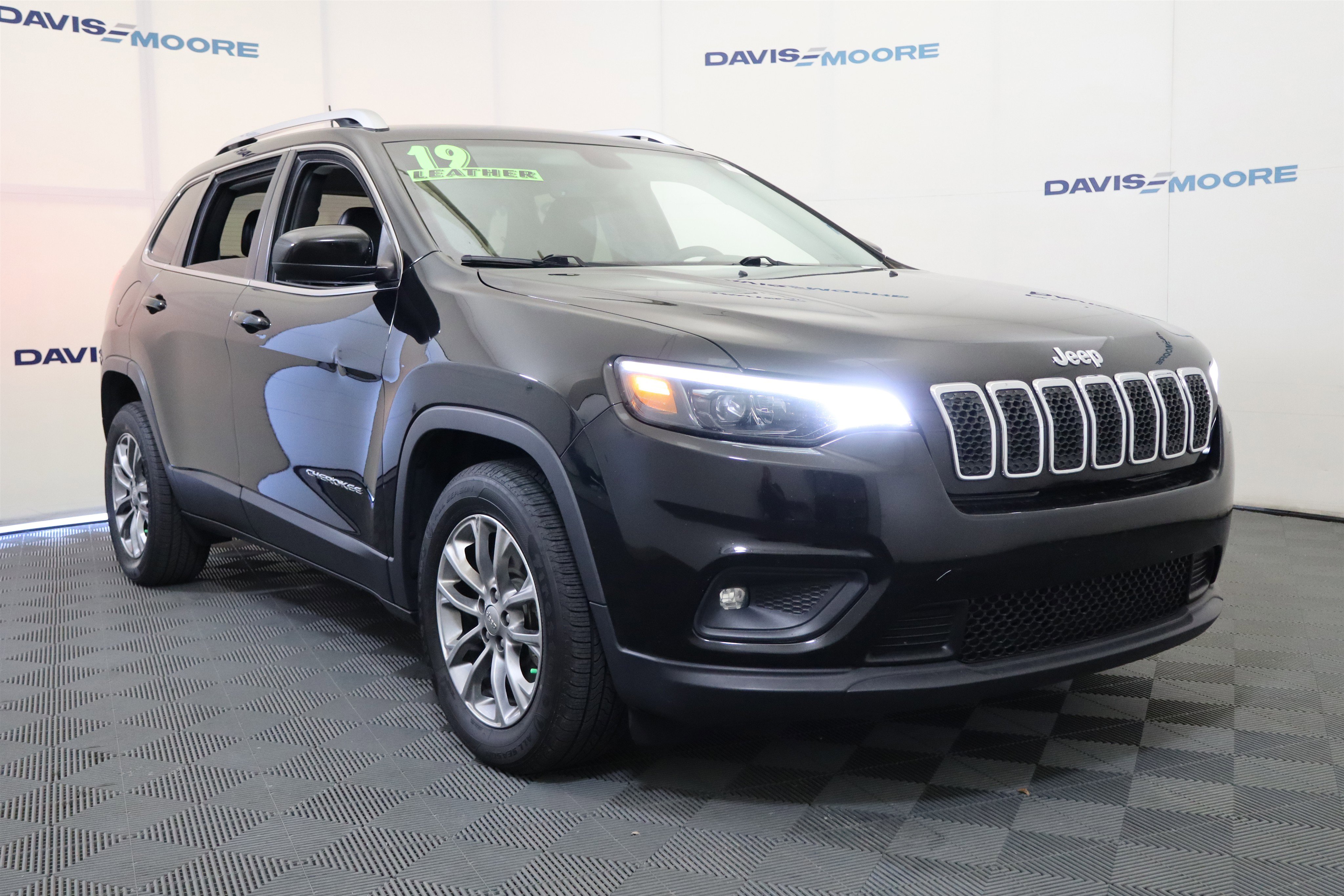 Used 2019 Jeep Cherokee Latitude Plus w/ Comfort/Convenience Group image 3