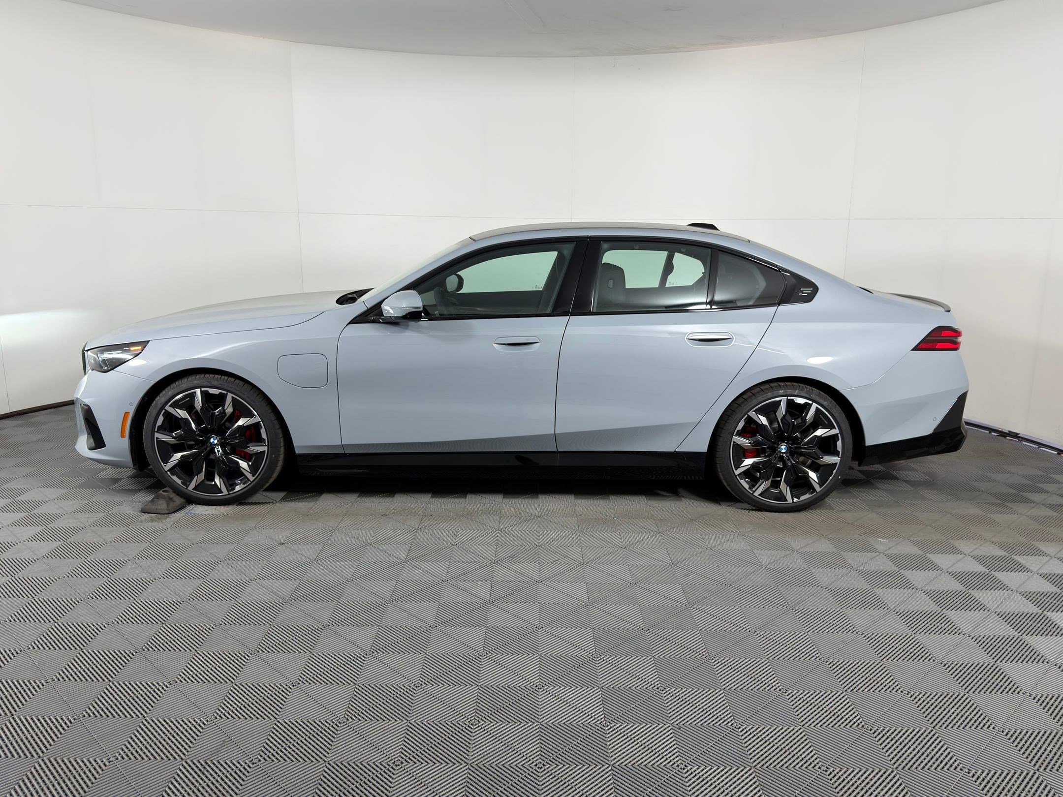 New 2026 BMW 550e xDrive w/ Executive Package image 2