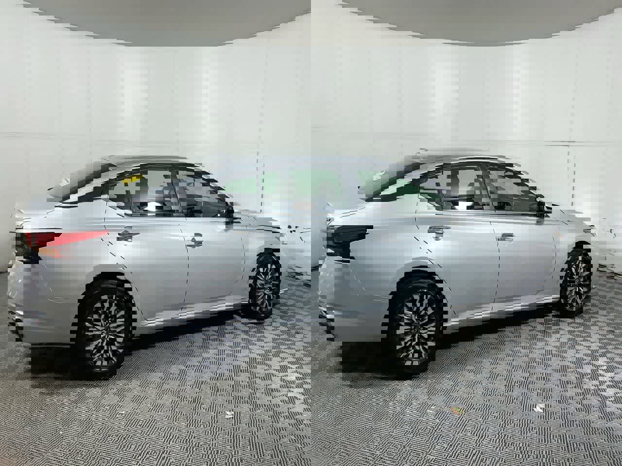 Used 2023 Nissan Altima 2.5 SV image 14