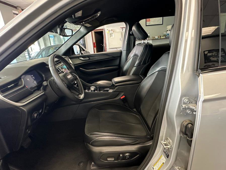 Used 2024 Jeep Grand Cherokee L Laredo AWD/4WD image 18