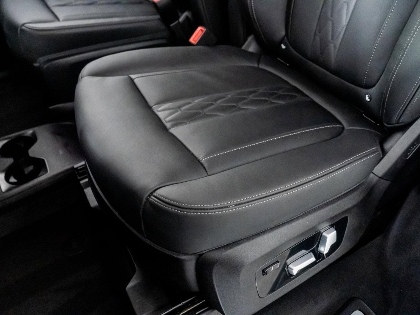 Used 2025 BMW X7 M60i image 37