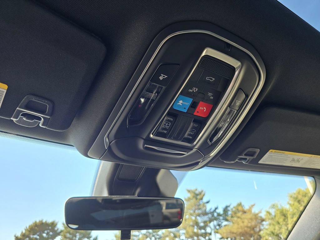 Used 2025 Jeep Grand Cherokee Altitude AWD/4WD image 31
