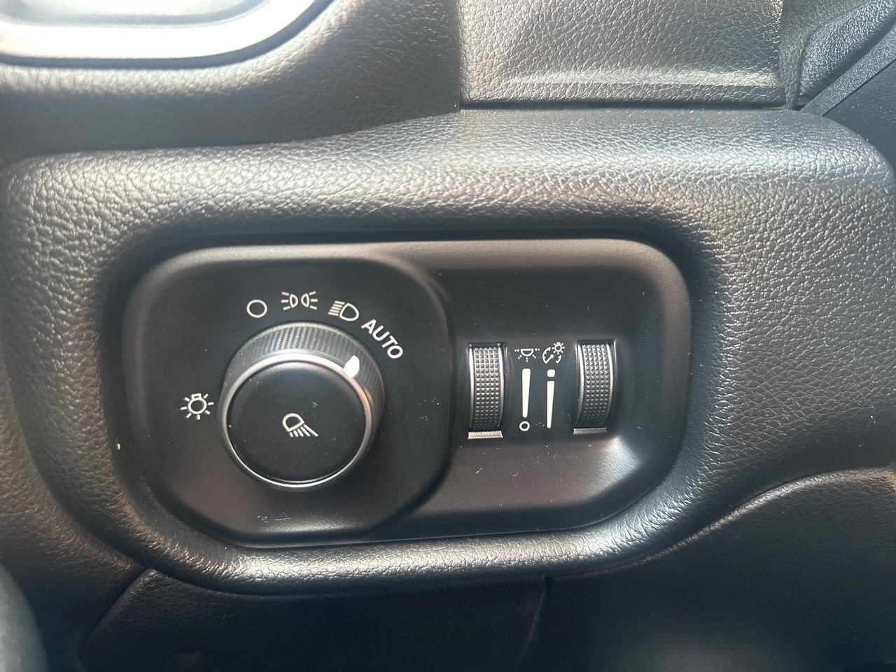 Used 2020 RAM 3500 Tradesman w/ Chrome Appearance Group image 29