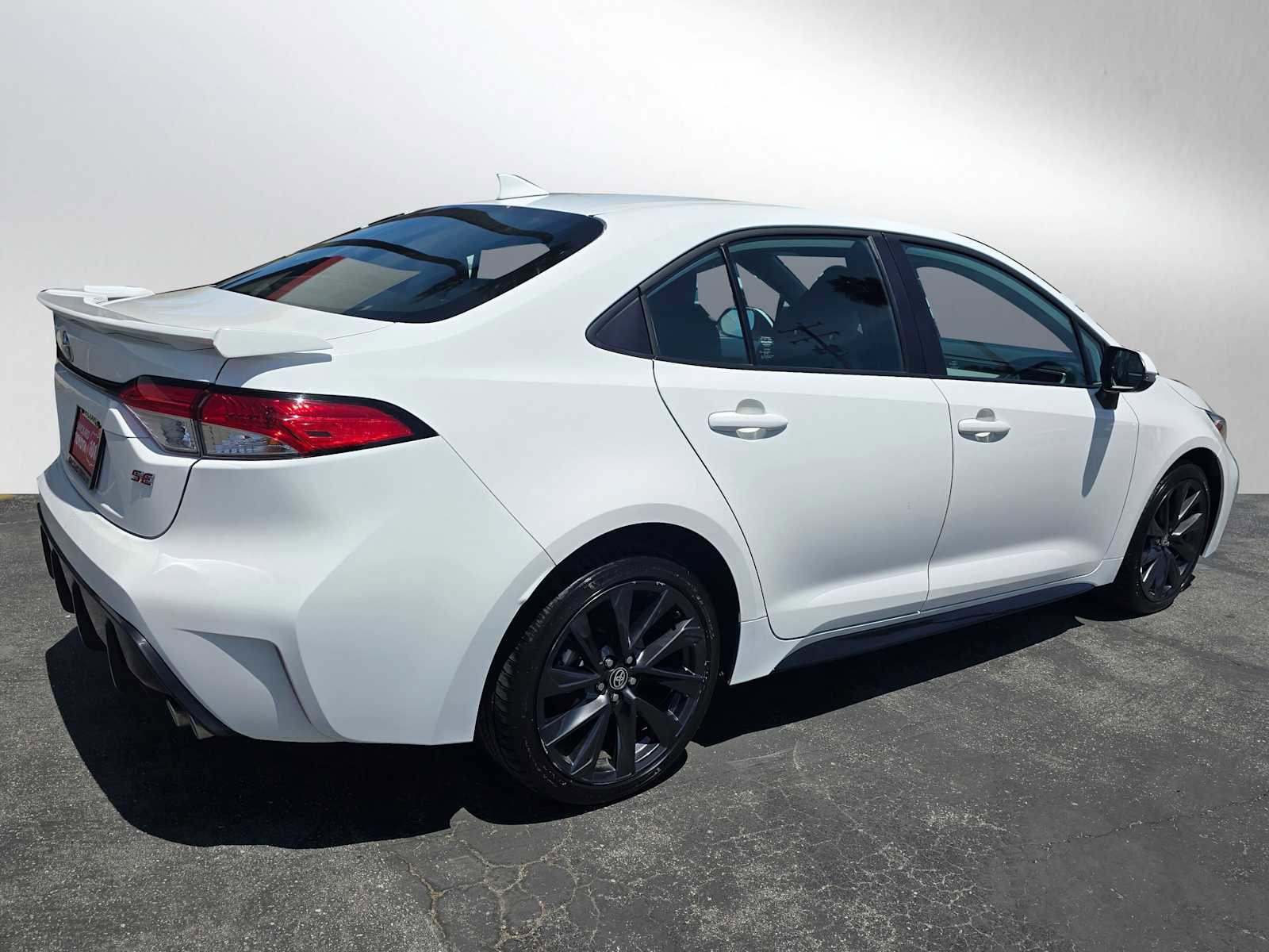 Used 2023 Toyota Corolla SE FWD image 3