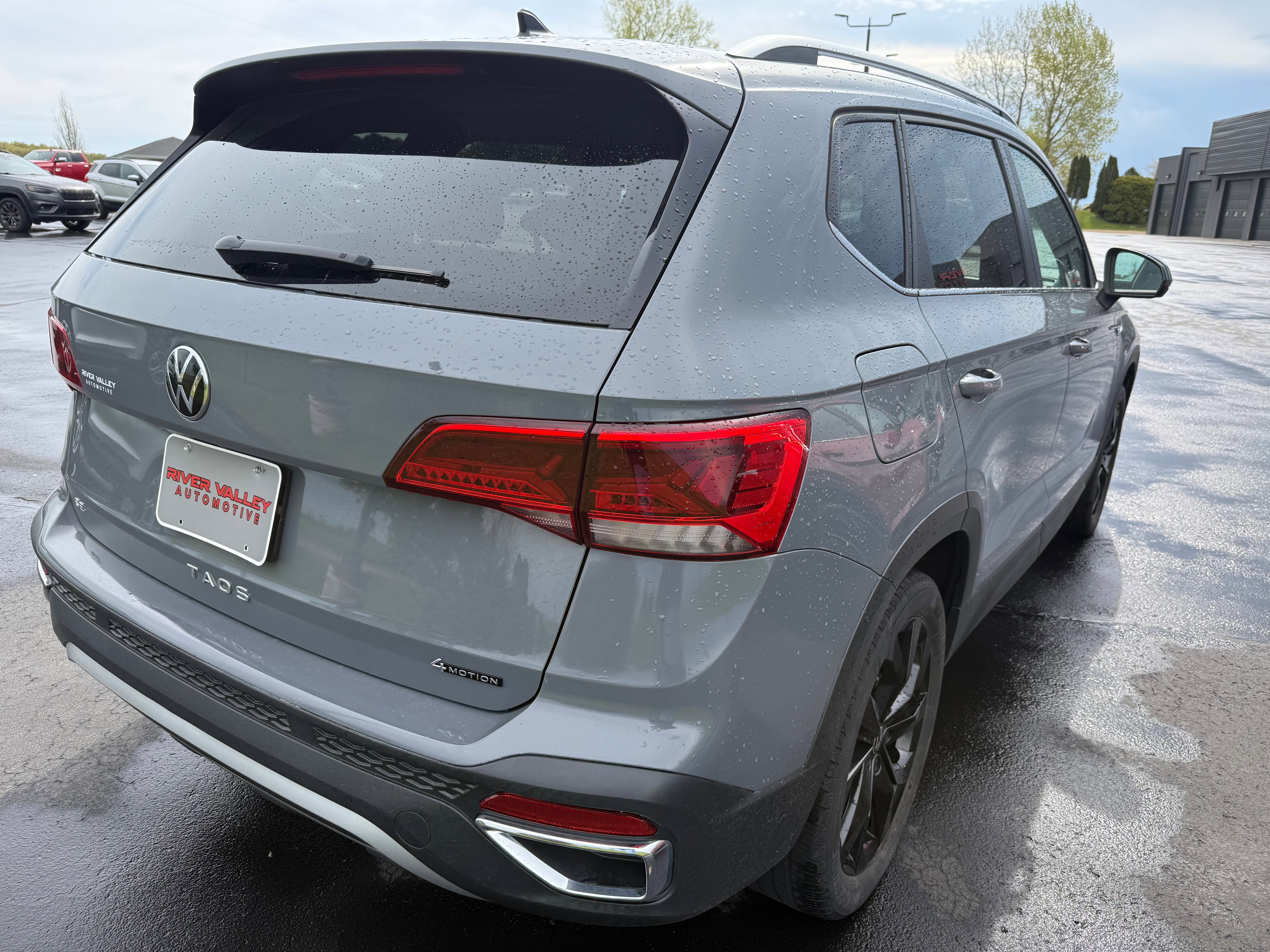 Used 2022 Volkswagen Taos SE w/ Panoramic Sunroof Package AWD/4WD image 3